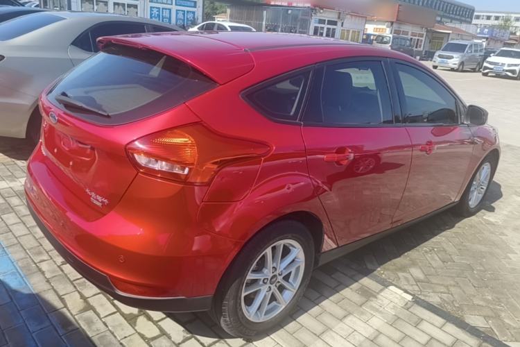 Used Ford Focus 2015 Hatchback EcoBoost 125 Automatic Supreme Style Edition Rear Right 45 Deg
