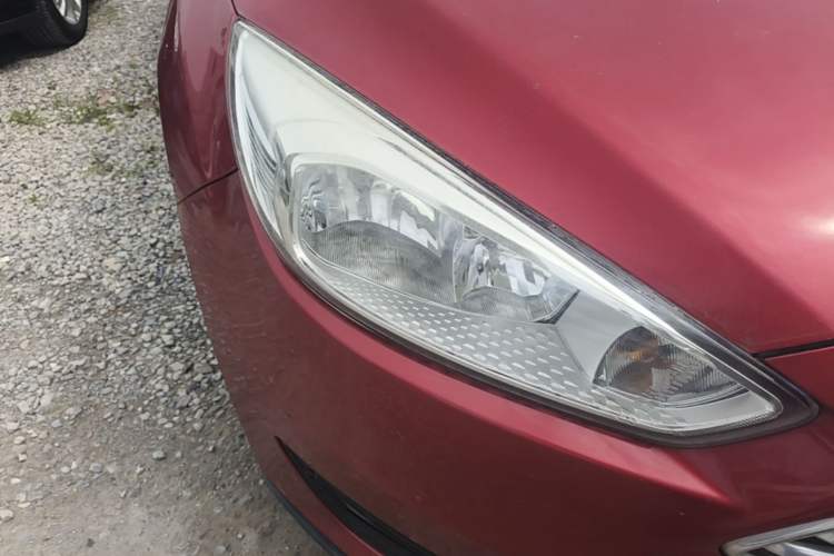 Used Ford Focus 2015 Sedan EcoBoost 125 Manual – Ultra-Style Edition Right Front Headlight