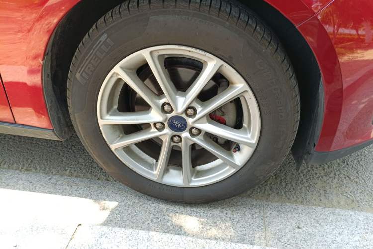 Used Ford Focus 2015 Sedan EcoBoost 180 Automatic Elite Model Right Front Wheel Hub