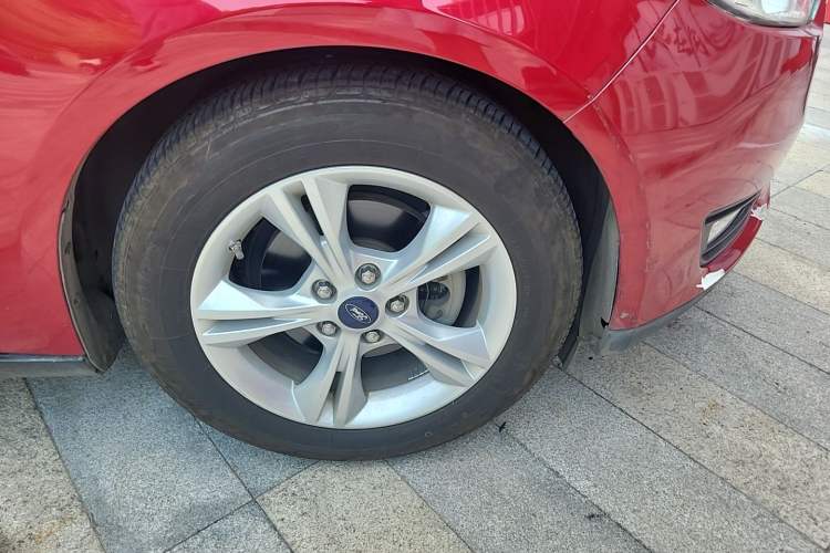 Used Ford Focus 2015 Hatchback 1.6L Automatic Comfort Model Right Front Wheel Hub