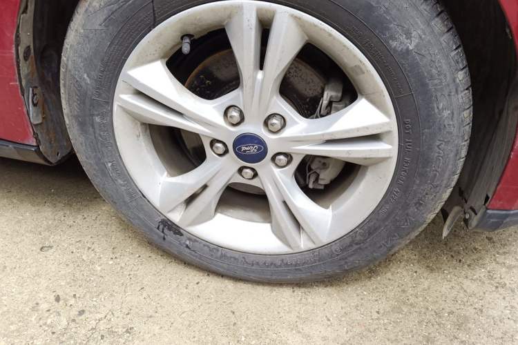 Used Ford Focus 2015 Hatchback 1.6L Automatic Comfort Model Right Front Wheel Hub