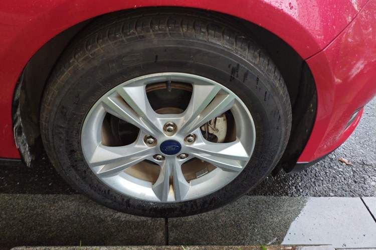Used Ford Focus 2015 Hatchback 1.6L Automatic Comfort Model Right Front Wheel Hub