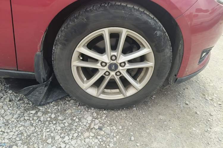 Used Ford Focus 2015 Sedan EcoBoost 125 Manual – Ultra-Style Edition Right Front Wheel Hub