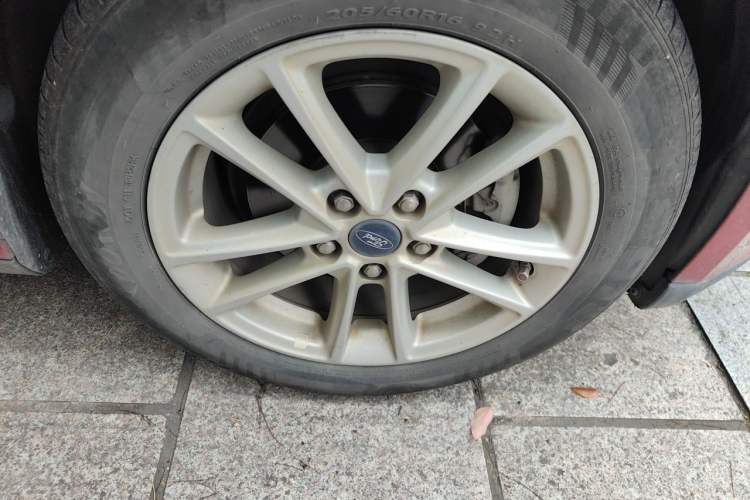 Used Ford Focus 2015 Sedan EcoBoost 180 Automatic Elite Model Right Front Wheel Hub