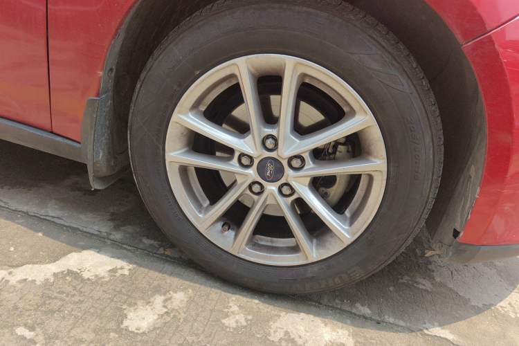 Used Ford Focus 2015 Hatchback 1.6L Automatic Fashion Edition Right Front Wheel Hub