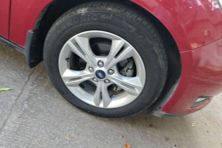 Used Ford Focus 2015 Hatchback 1.6L Automatic Comfort Model Right Front Wheel Hub