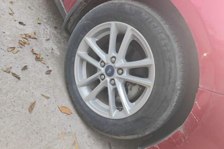 Used Ford Focus 2015 Hatchback 1.6L Automatic Fashion Edition Right Front Wheel Hub