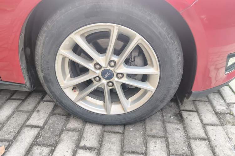 Used Ford Focus 2015 Hatchback EcoBoost 125 Automatic Supreme Style Edition Right Front Wheel Hub