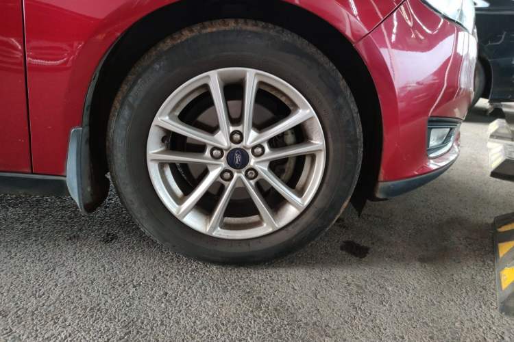 Used Ford Focus 2015 Hatchback 1.6L Automatic Fashion Edition Right Front Wheel Hub