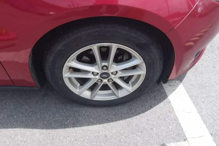 Used Ford Focus 2015 Hatchback EcoBoost 125 Automatic Supreme Style Edition Right Front Wheel Hub