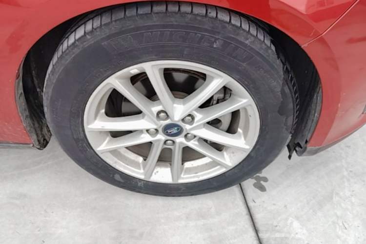 Used Ford Focus 2015 Hatchback EcoBoost 125 Automatic Supreme Style Edition Right Front Wheel Hub