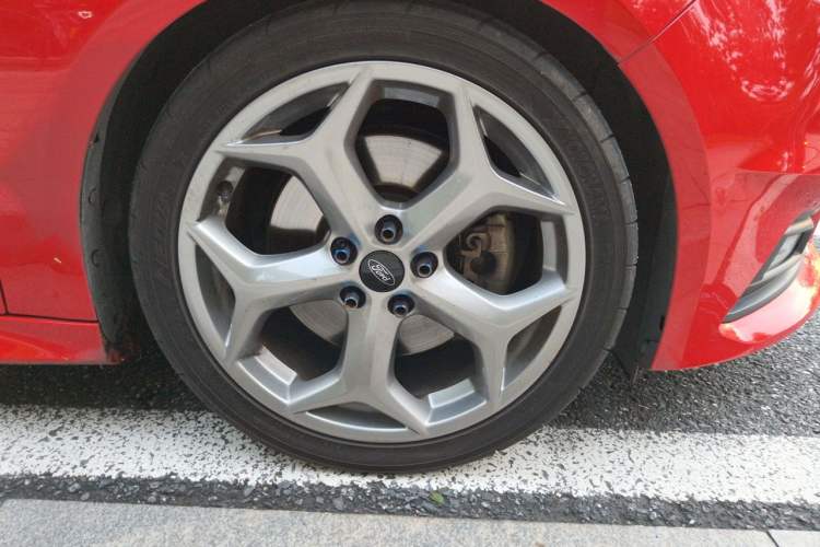 Used Ford Focus 2015 2.0T ST Standard Edition Right Front Wheel Hub