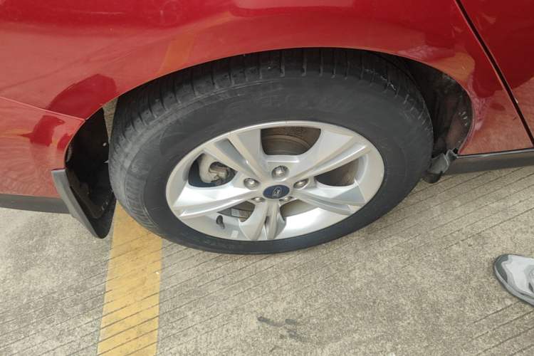 Used Ford Focus 2015 Sedan 1.6L Automatic Comfort Model Right Rear Wheel Hub