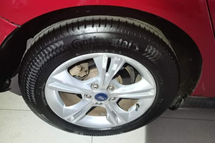 Used Ford Focus 2015 Hatchback 1.6L Automatic Comfort Model Right Rear Wheel Hub