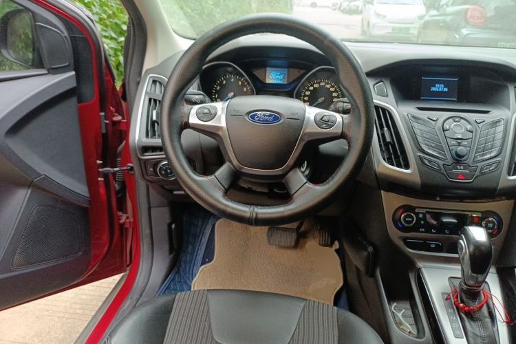 Used Ford Focus 2015 Sedan 1.6L Automatic Trend Model Steering Wheel