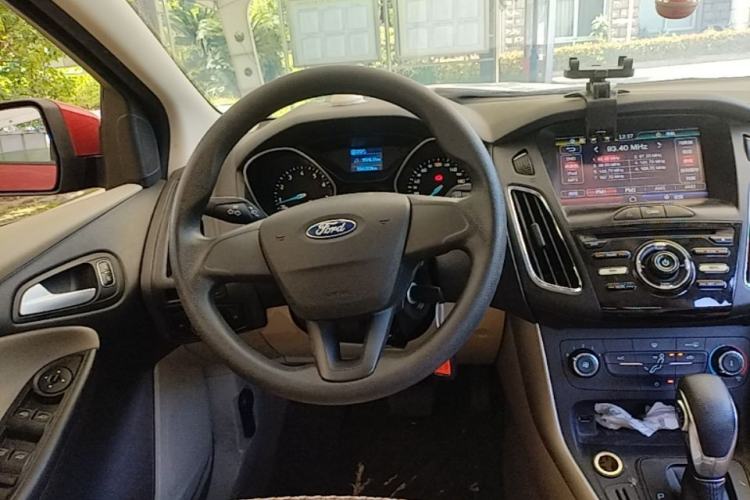 Used Ford Focus 2015 Sedan 1.6L Automatic Comfort Model Steering Wheel