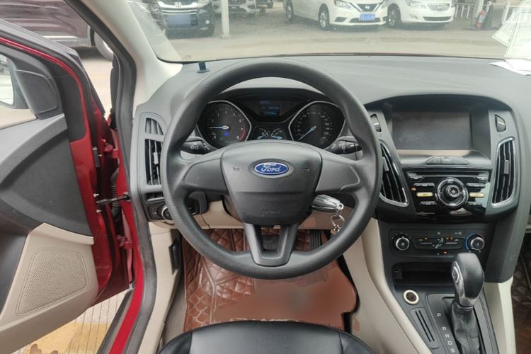 Used Ford Focus 2015 Sedan 1.6L Automatic Comfort Model Steering Wheel