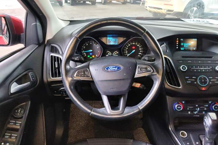 Used Ford Focus 2015 Hatchback EcoBoost 125 Automatic Supreme Style Edition Steering Wheel