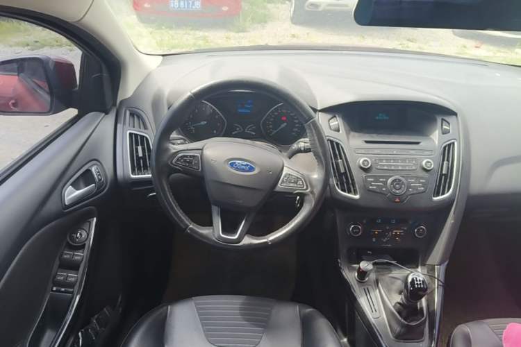 Used Ford Focus 2015 Sedan EcoBoost 125 Manual – Ultra-Style Edition Steering Wheel
