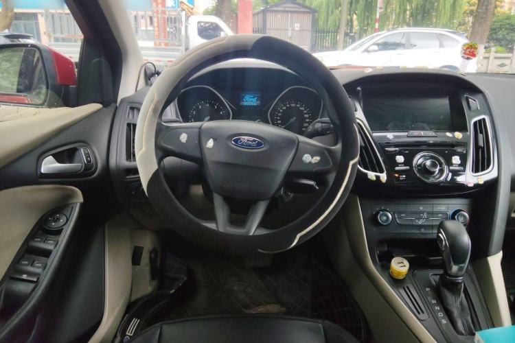 Used Ford Focus 2015 Sedan 1.6L Automatic Comfort Model Steering Wheel