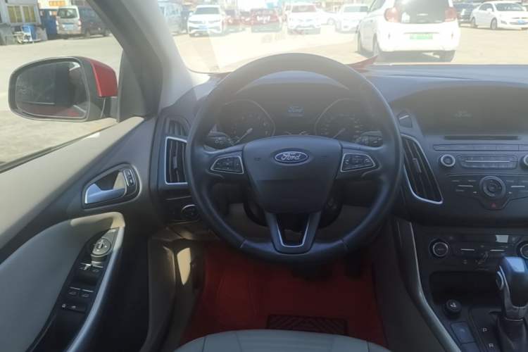 Used Ford Focus 2015 Hatchback EcoBoost 125 Automatic Supreme Style Edition Steering Wheel
