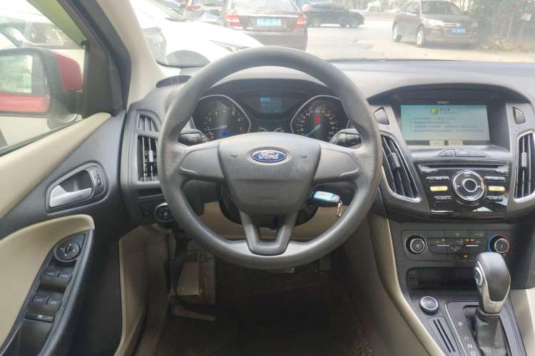 Used Ford Focus 2015 Sedan 1.6L Automatic Comfort Model Steering Wheel