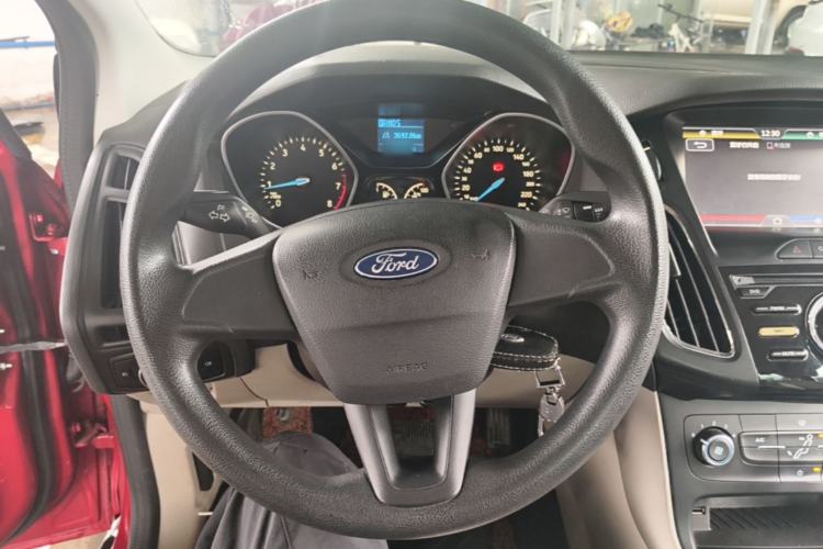 Used Ford Focus 2015 Sedan 1.6L Automatic Comfort Model Steering Wheel