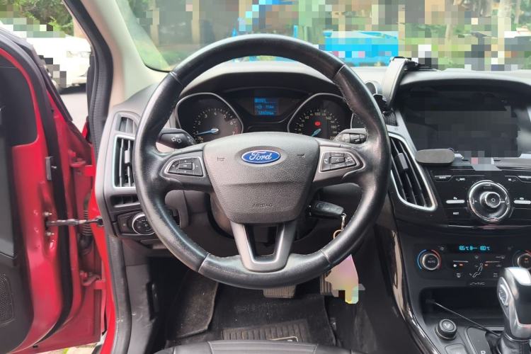 Used Ford Focus 2015 Hatchback EcoBoost 125 Automatic Supreme Style Edition Steering Wheel