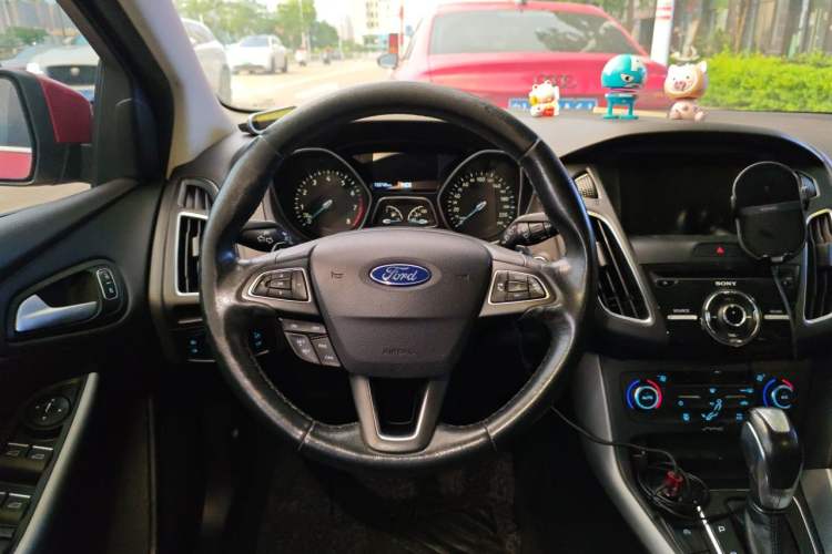 Used Ford Focus 2015 Hatchback EcoBoost 180 Automatic Sport Model Steering Wheel