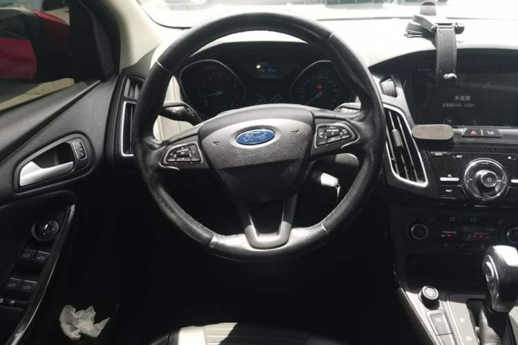 Used Ford Focus 2015 Hatchback EcoBoost 125 Automatic Supreme Style Edition Steering Wheel