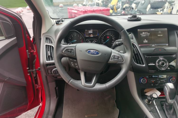 Used Ford Focus 2015 Hatchback EcoBoost 180 Automatic Sport Model Steering Wheel