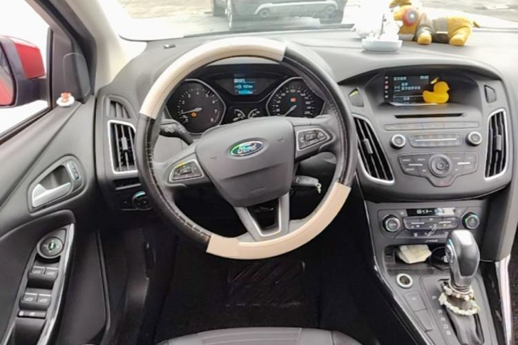 Used Ford Focus 2015 Hatchback EcoBoost 125 Automatic Supreme Style Edition Steering Wheel