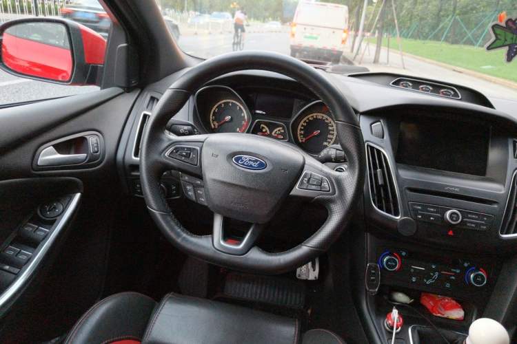 Used Ford Focus 2015 2.0T ST Standard Edition Steering Wheel