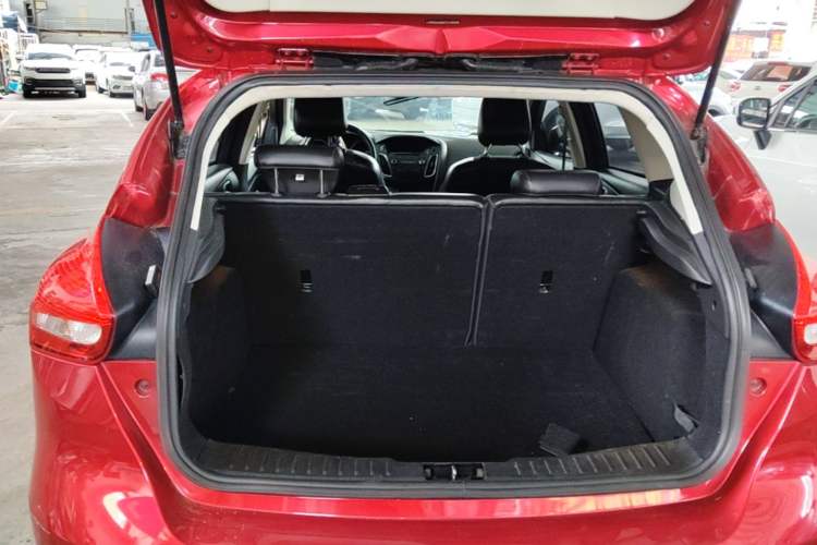 Used Ford Focus 2015 Hatchback EcoBoost 125 Automatic Supreme Style Edition Trunk