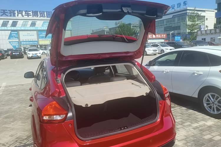 Used Ford Focus 2015 Hatchback EcoBoost 125 Automatic Supreme Style Edition Trunk