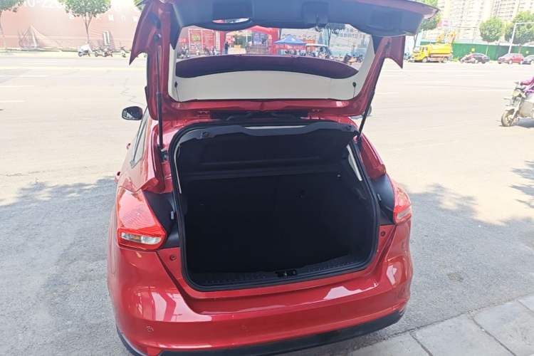 Used Ford Focus 2015 Hatchback 1.6L Automatic Fashion Edition Trunk