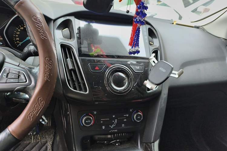 Used Ford Focus 2015 Sedan EcoBoost 125 Manual – Ultra-Style Edition Audio And AC Panel
