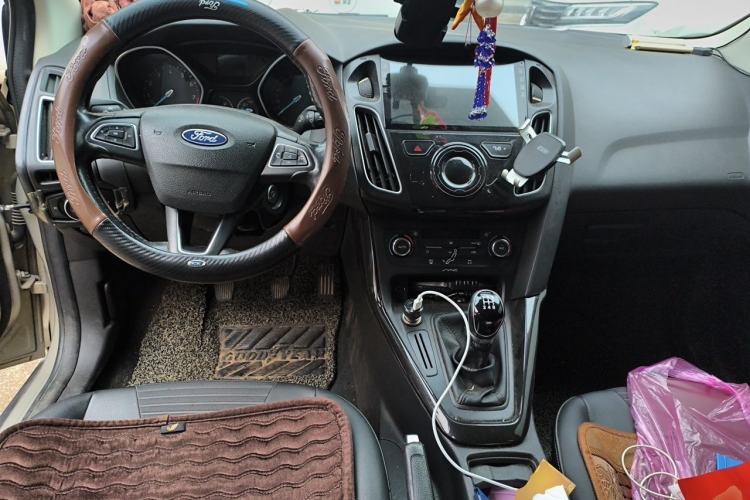 Used Ford Focus 2015 Sedan EcoBoost 125 Manual – Ultra-Style Edition Center Console