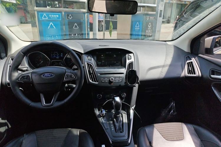 Used Ford Focus 2015 Hatchback EcoBoost 180 Automatic Elite Model Center Console