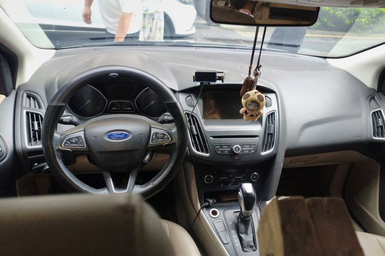 Used Ford Focus 2015 Hatchback EcoBoost 180 Automatic Elite Model Center Console