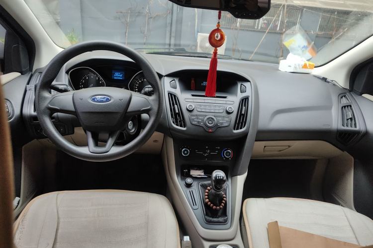 Used Ford Focus 2015 Sedan 1.6L Manual Comfort Model Center Console