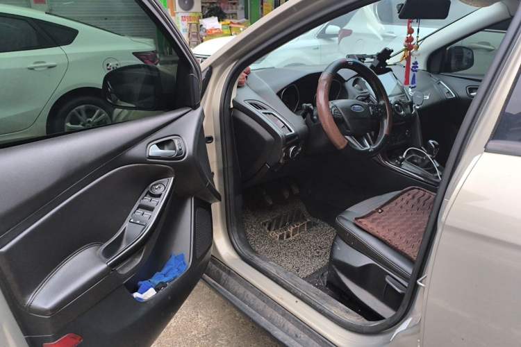 Used Ford Focus 2015 Sedan EcoBoost 125 Manual – Ultra-Style Edition Driver Seat