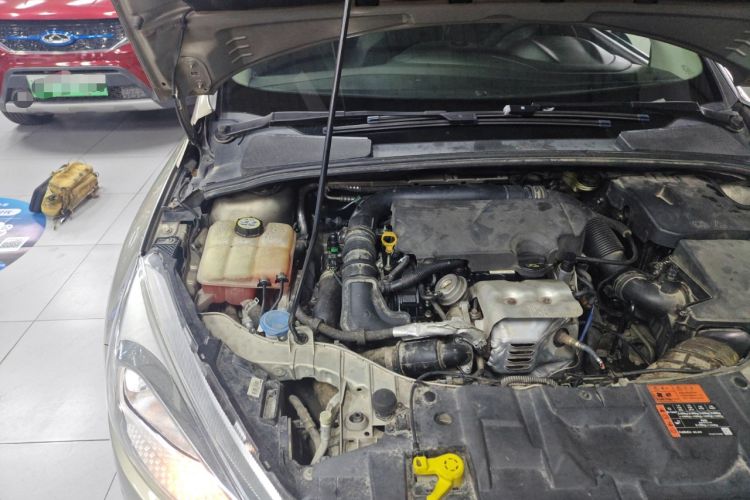 Used Ford Focus 2015 Sedan EcoBoost 125 Automatic Supreme Style Edition Engine Bay Right