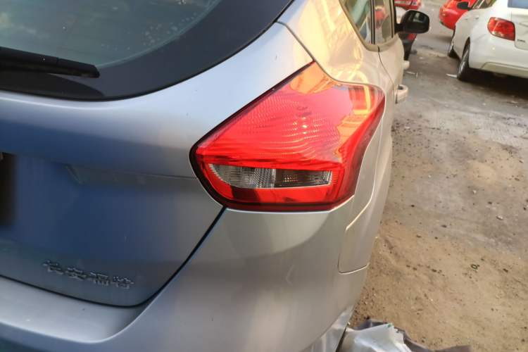 Used Ford Focus 2015 Hatchback 1.6L Automatic Comfort Model Exterior 6