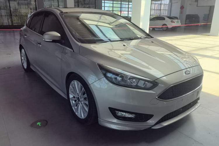 Used Ford Focus 2015 Hatchback EcoBoost 180 Automatic Sport Model Front Right 45 Deg