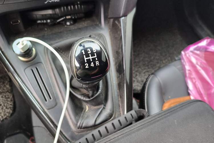 Used Ford Focus 2015 Sedan EcoBoost 125 Manual – Ultra-Style Edition Gear Lever