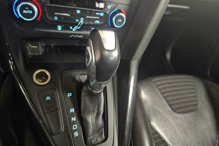 Used Ford Focus 2015 Sedan EcoBoost 125 Automatic Supreme Style Edition Gear Lever