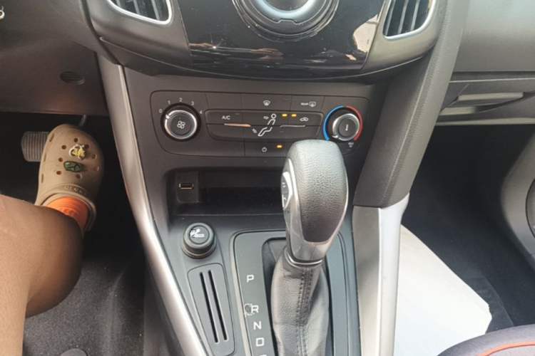 Used Ford Focus 2015 Hatchback 1.6L Automatic Comfort Model Gear Lever