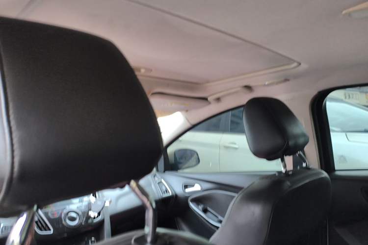 Used Ford Focus 2015 Sedan EcoBoost 125 Manual – Ultra-Style Edition Headliner