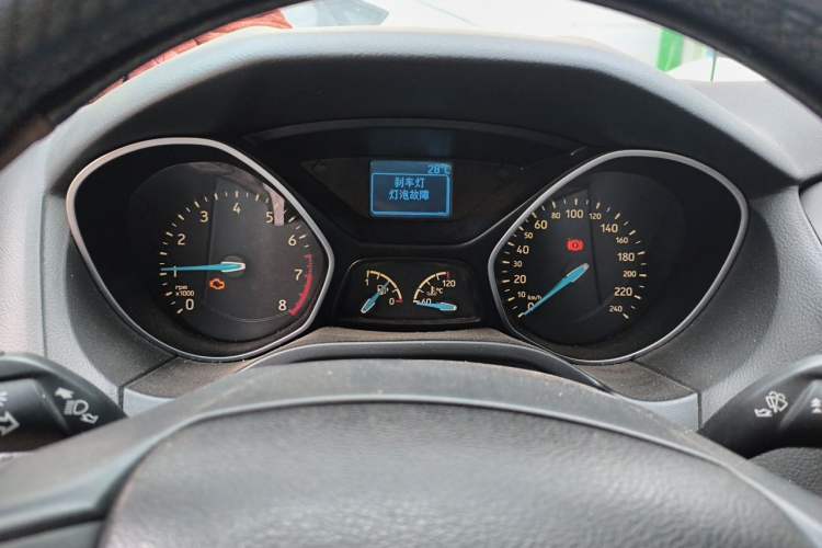 Used Ford Focus 2015 Sedan EcoBoost 125 Manual – Ultra-Style Edition Instrument Cluster